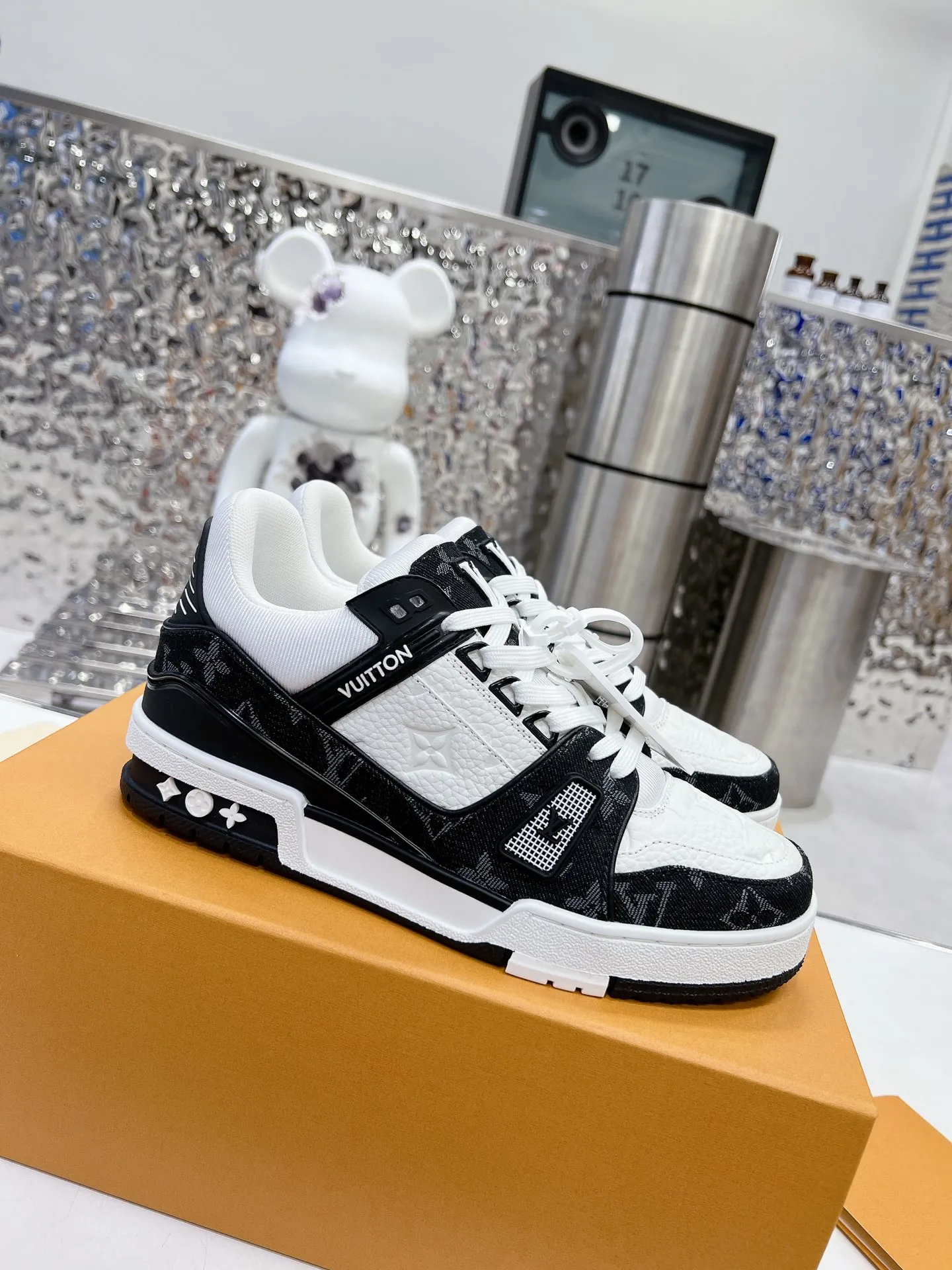 👟👟Ex-factory price 840👟👟 Women's Shoes Factory LV top version 2023 new model Purchasing quality LV~Louis Vuitton Lv TRAINER's best-looking sneakers, Donkey Brand strongly promotes new products, official website limited edition retro basketball sneakers! Both high-cut and low-cut products cost money to purchase an accurate 1:1 replica of the original version. The details are invincible and full of sincerity. The imported and customized original cowhide leather is the same as the original version. The details are 100% restored. The private model customizes the original one-piece T👟👟 ex-factory price U outsole. It is different from other brands. Without the original version, this effect cannot be achieved!    Men's and women's models 35-40 39-45 (45 and 46 are customized and cannot be returned or exchanged)